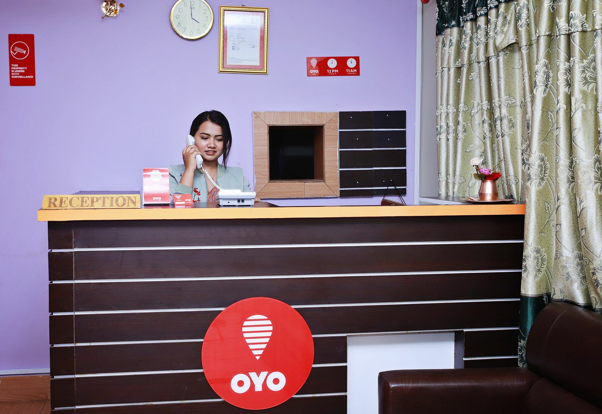 Oyo 575 Api Suites Pokhara Exteriör bild