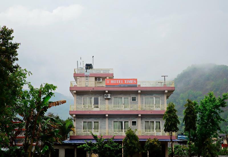 Oyo 575 Api Suites Pokhara Exteriör bild