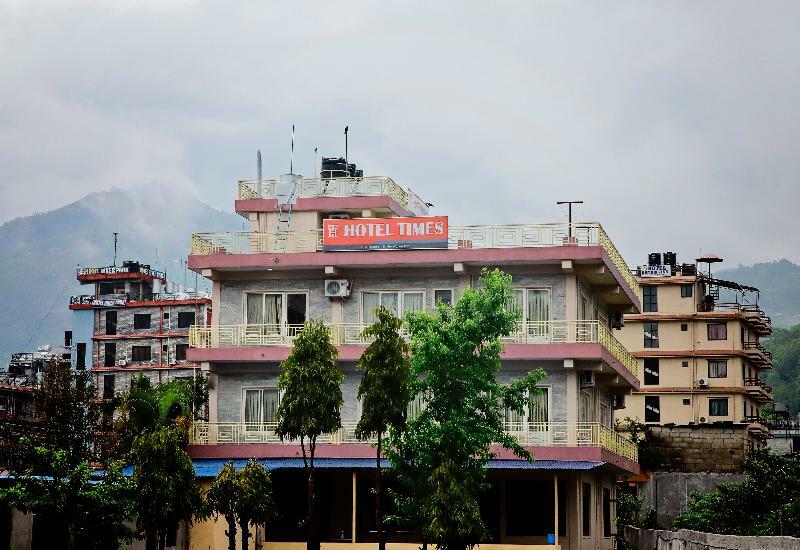 Oyo 575 Api Suites Pokhara Exteriör bild