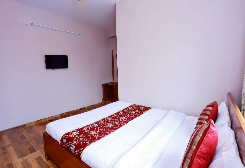 Oyo 575 Api Suites Pokhara Exteriör bild