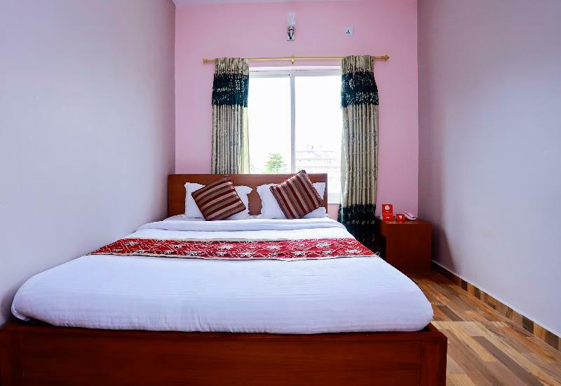 Oyo 575 Api Suites Pokhara Exteriör bild