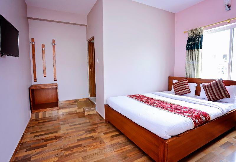 Oyo 575 Api Suites Pokhara Exteriör bild