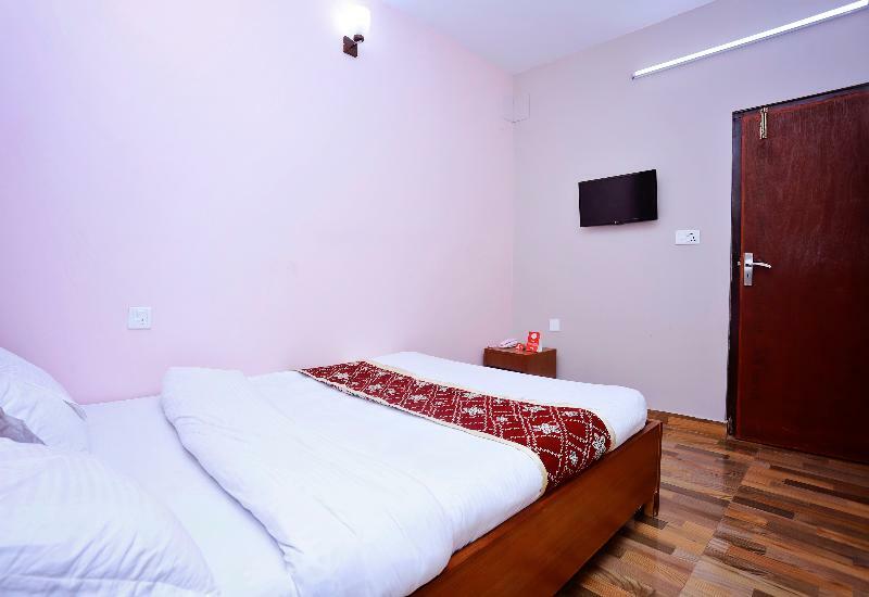 Oyo 575 Api Suites Pokhara Exteriör bild