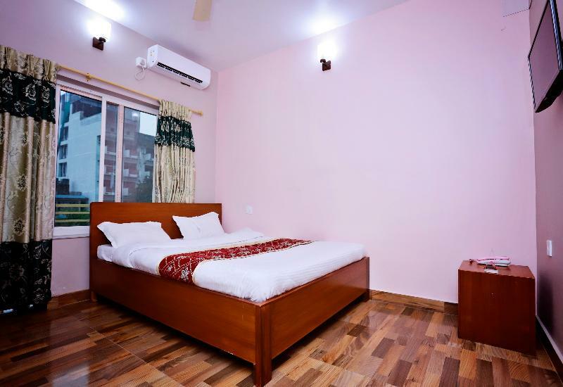 Oyo 575 Api Suites Pokhara Exteriör bild