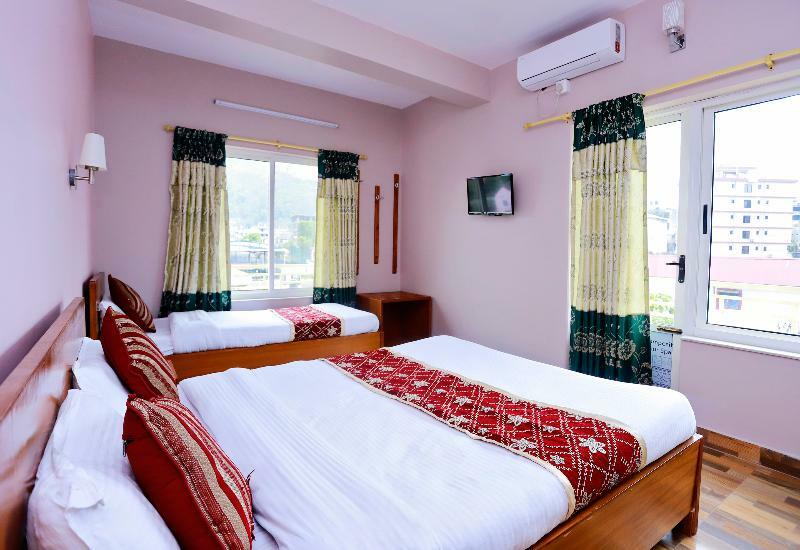 Oyo 575 Api Suites Pokhara Exteriör bild