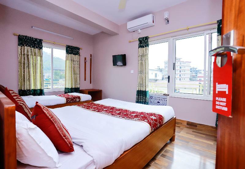 Oyo 575 Api Suites Pokhara Exteriör bild