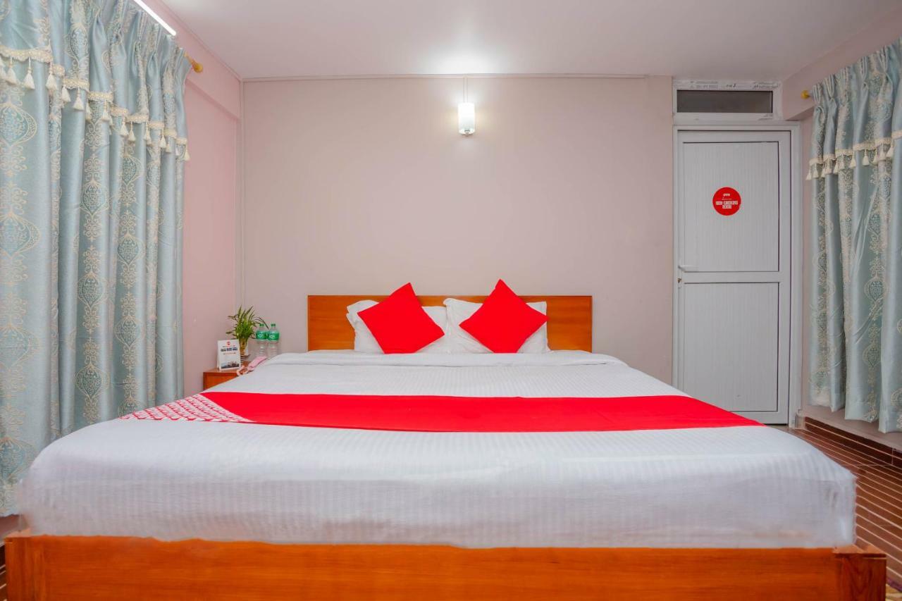 Oyo 575 Api Suites Pokhara Exteriör bild
