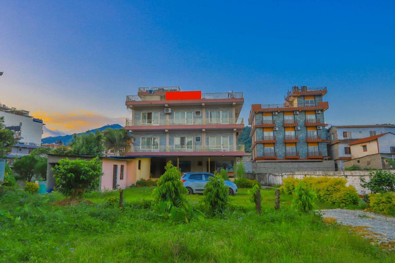 Oyo 575 Api Suites Pokhara Exteriör bild