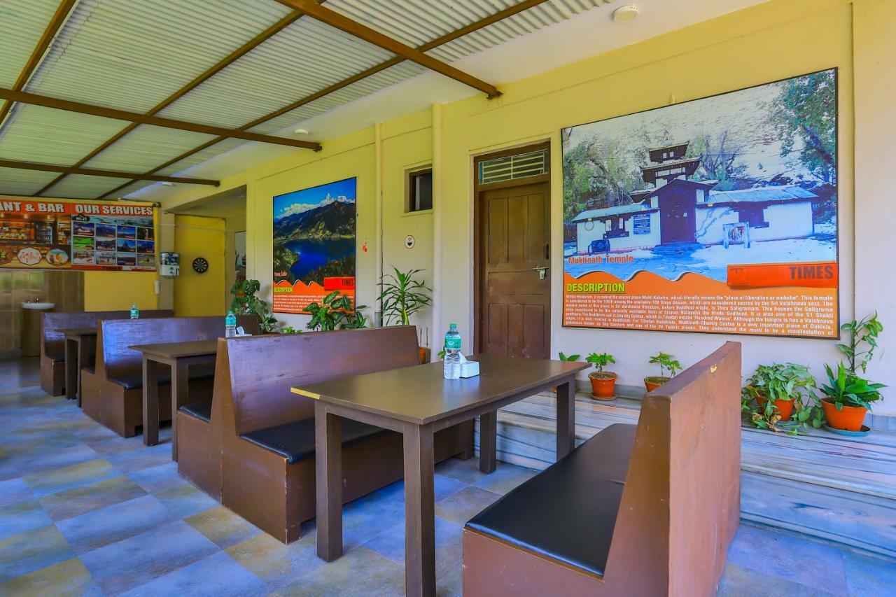 Oyo 575 Api Suites Pokhara Exteriör bild