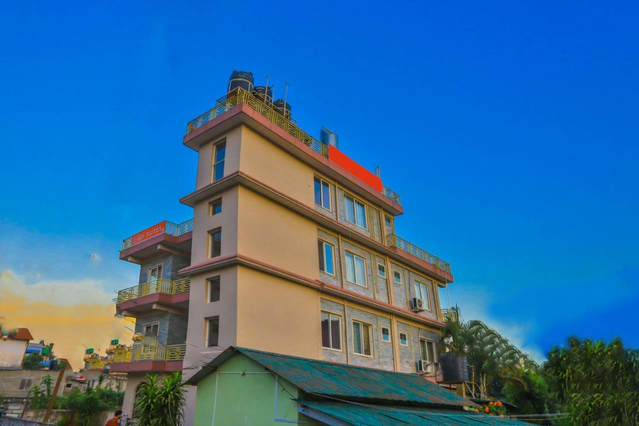 Oyo 575 Api Suites Pokhara Exteriör bild