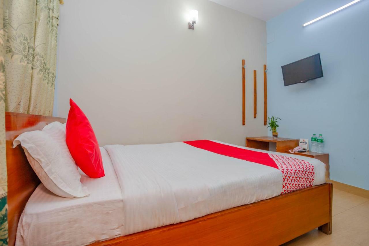 Oyo 575 Api Suites Pokhara Exteriör bild