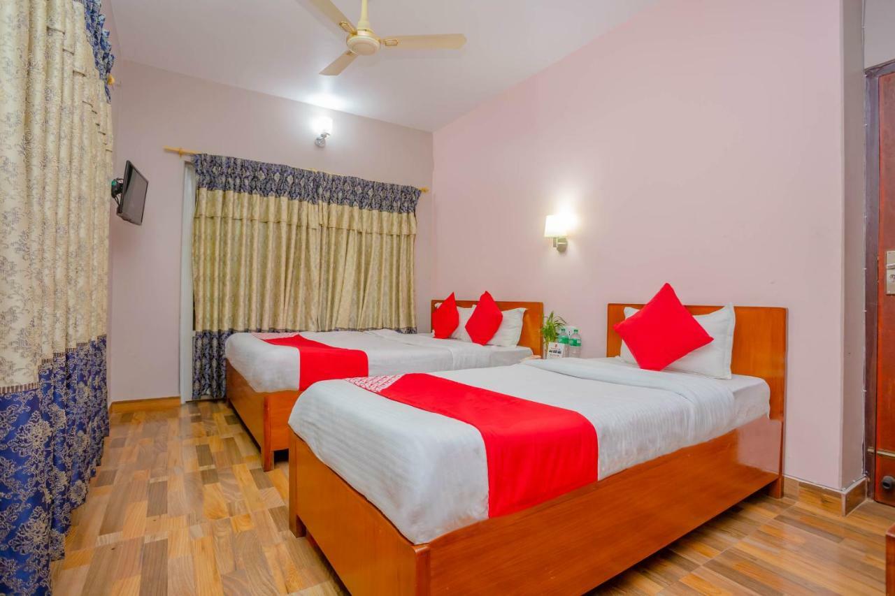 Oyo 575 Api Suites Pokhara Exteriör bild