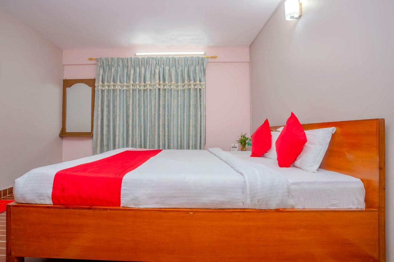 Oyo 575 Api Suites Pokhara Exteriör bild