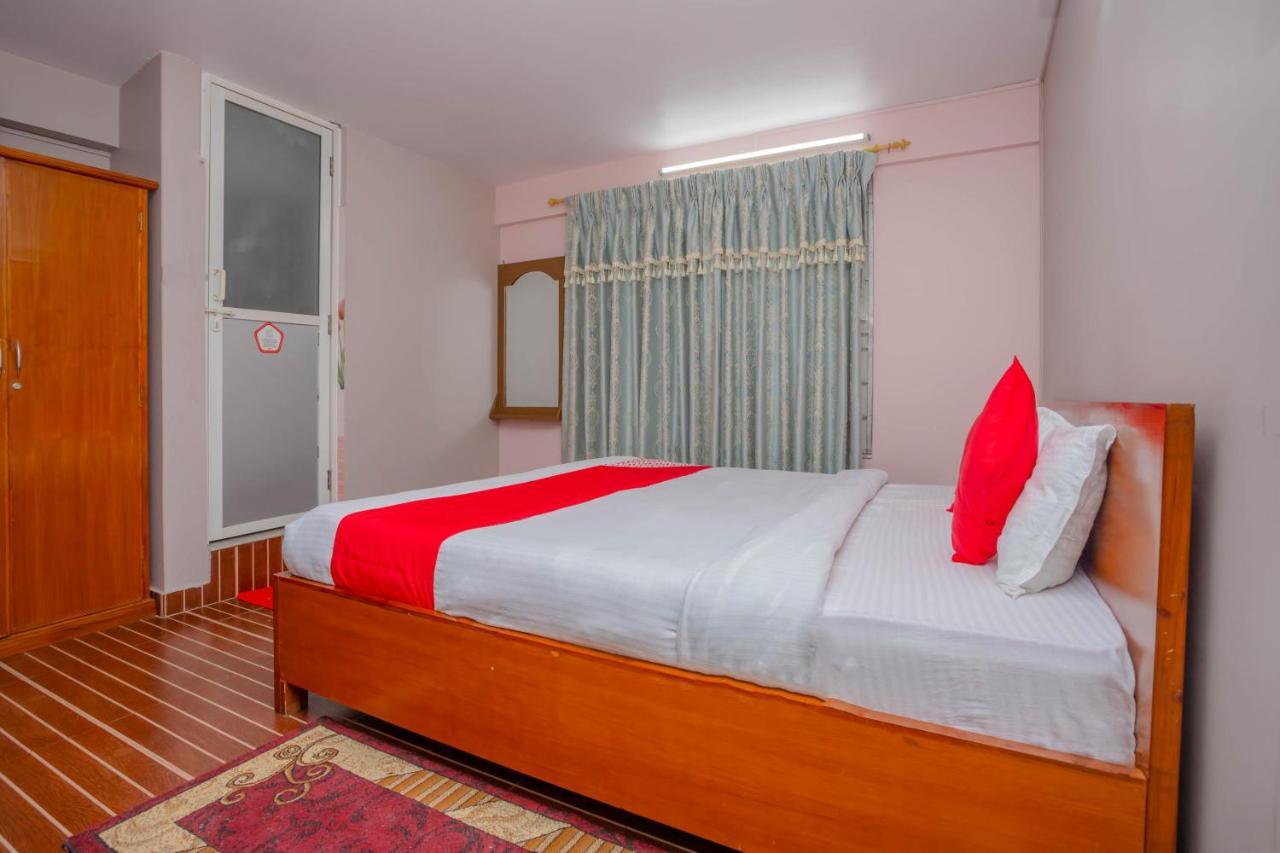 Oyo 575 Api Suites Pokhara Exteriör bild