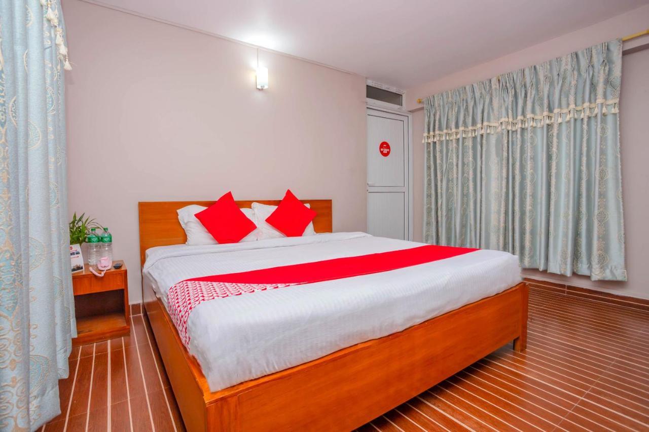 Oyo 575 Api Suites Pokhara Exteriör bild