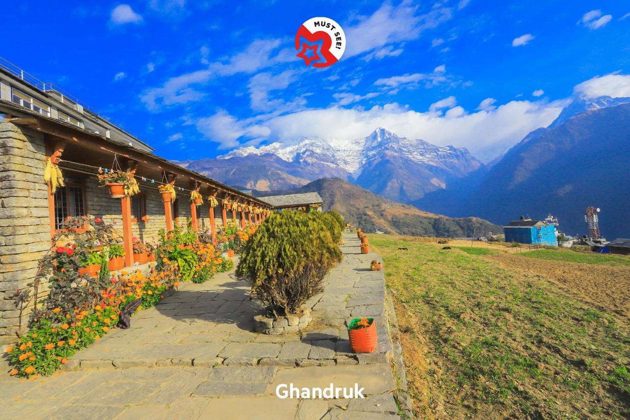 Oyo 575 Api Suites Pokhara Exteriör bild