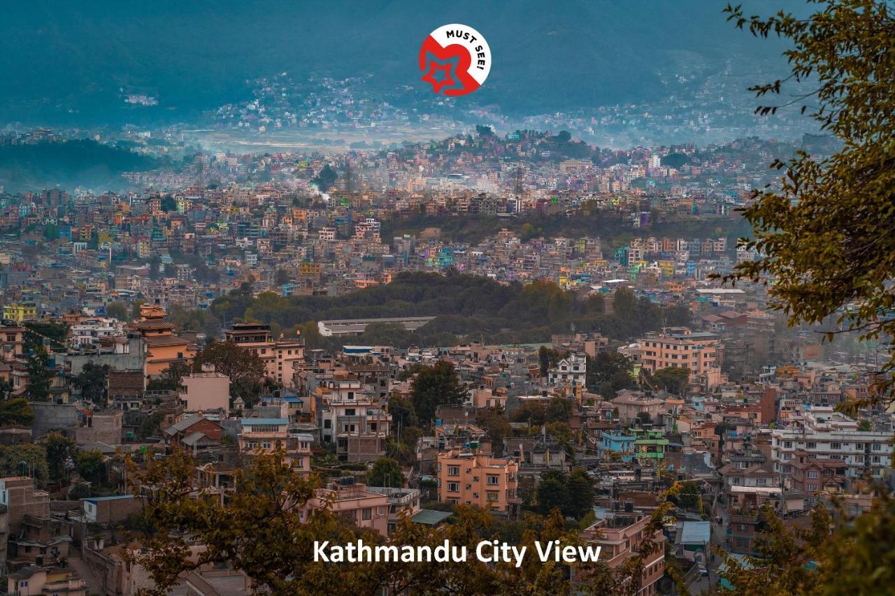 Oyo 575 Api Suites Pokhara Exteriör bild